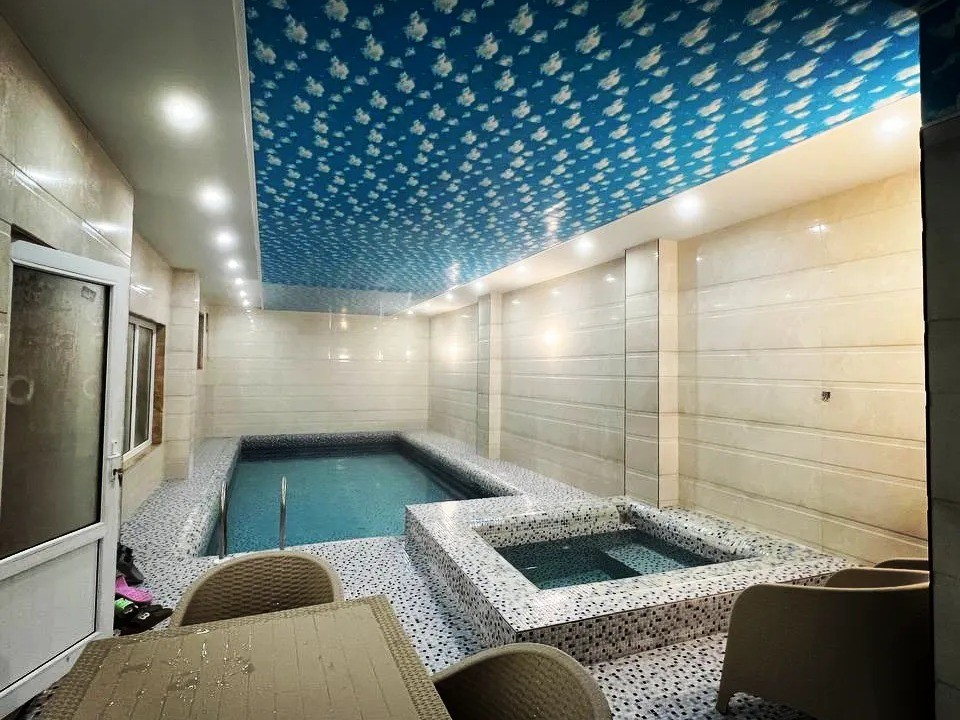 استخر ابگر مجهز به دستگاه تسویه اتوماتیک