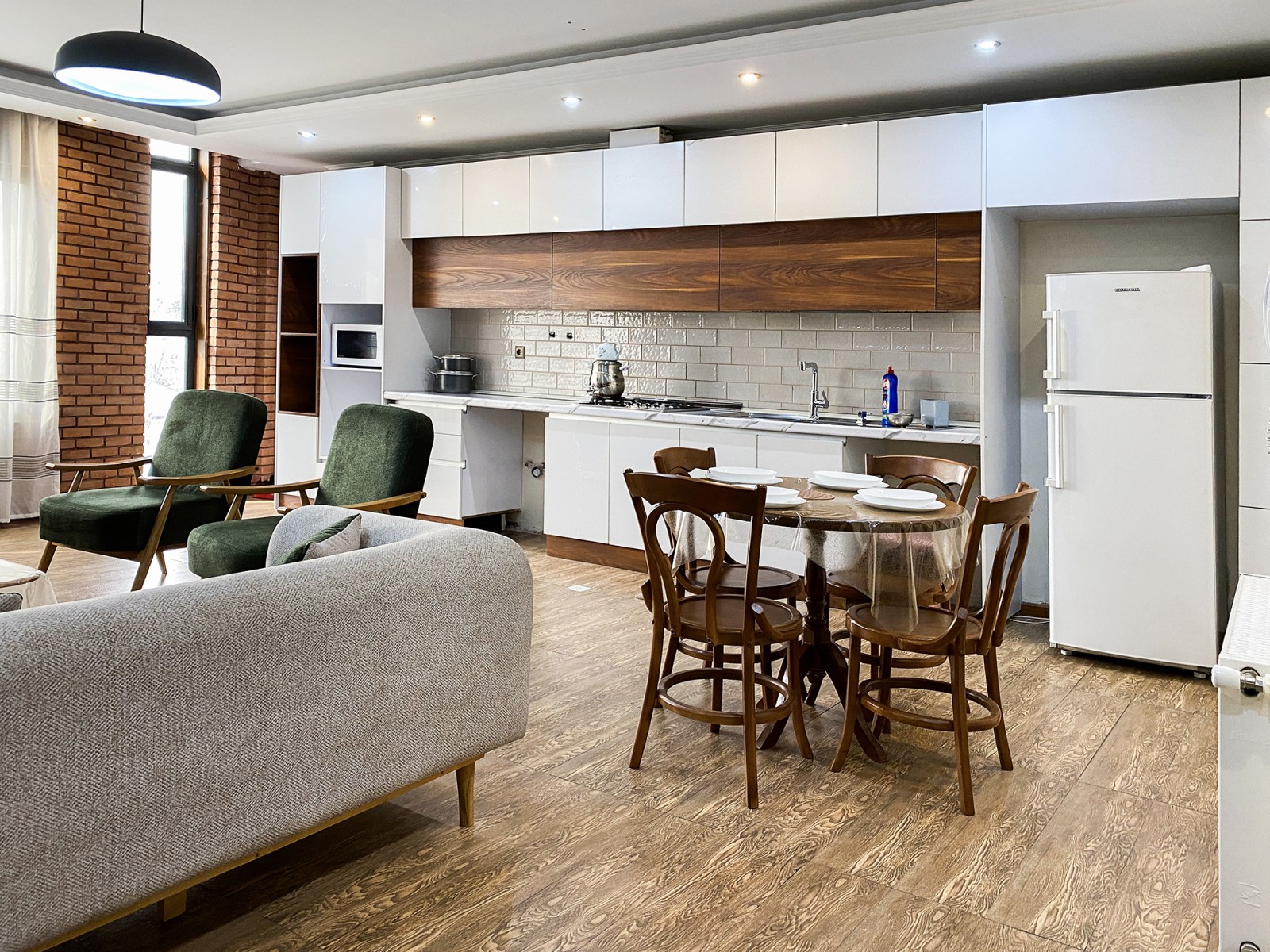 اتاق پذیرایی و آشپزخانه