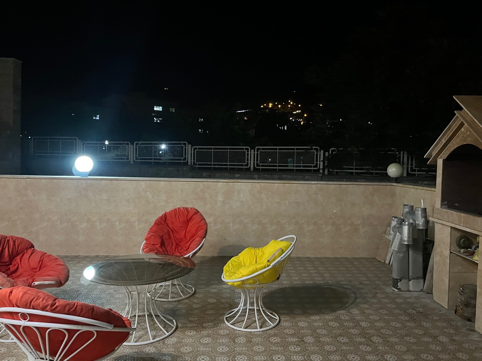 حیاط از زاویه دیگر