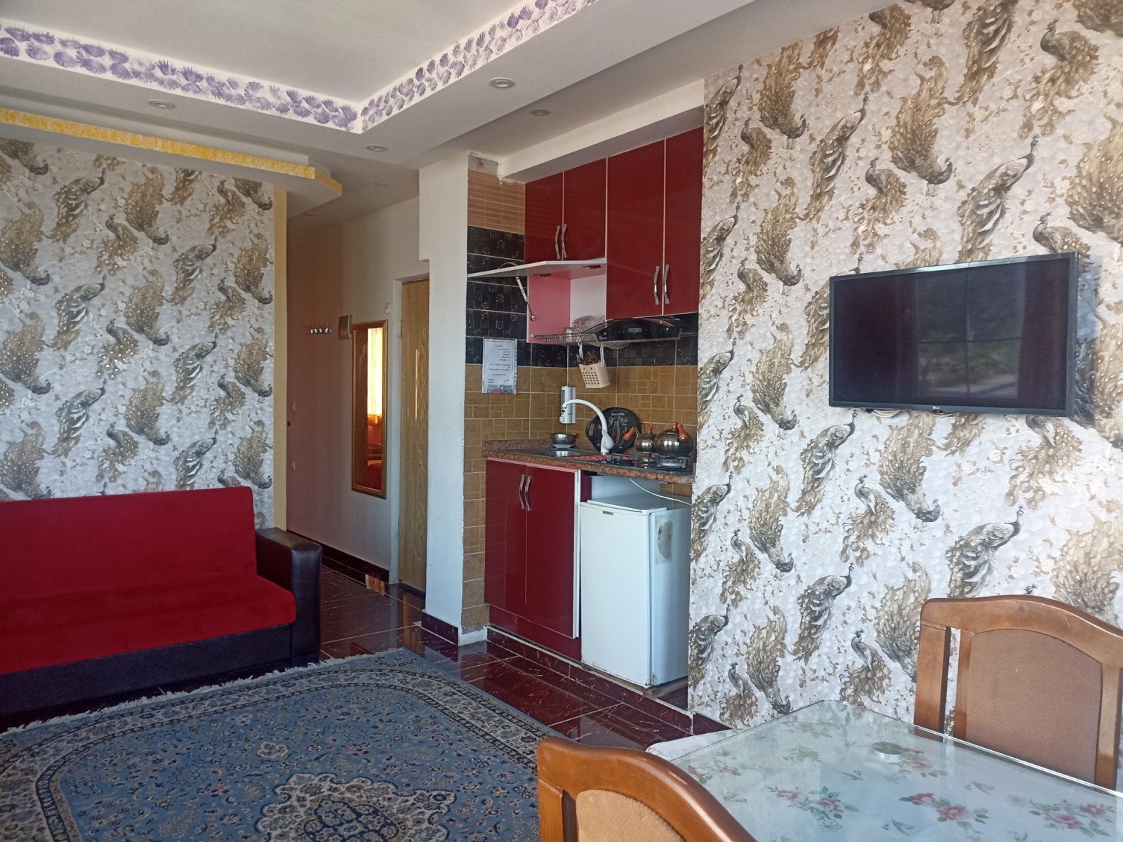 اتاق پذیرایی و آشپزخانه