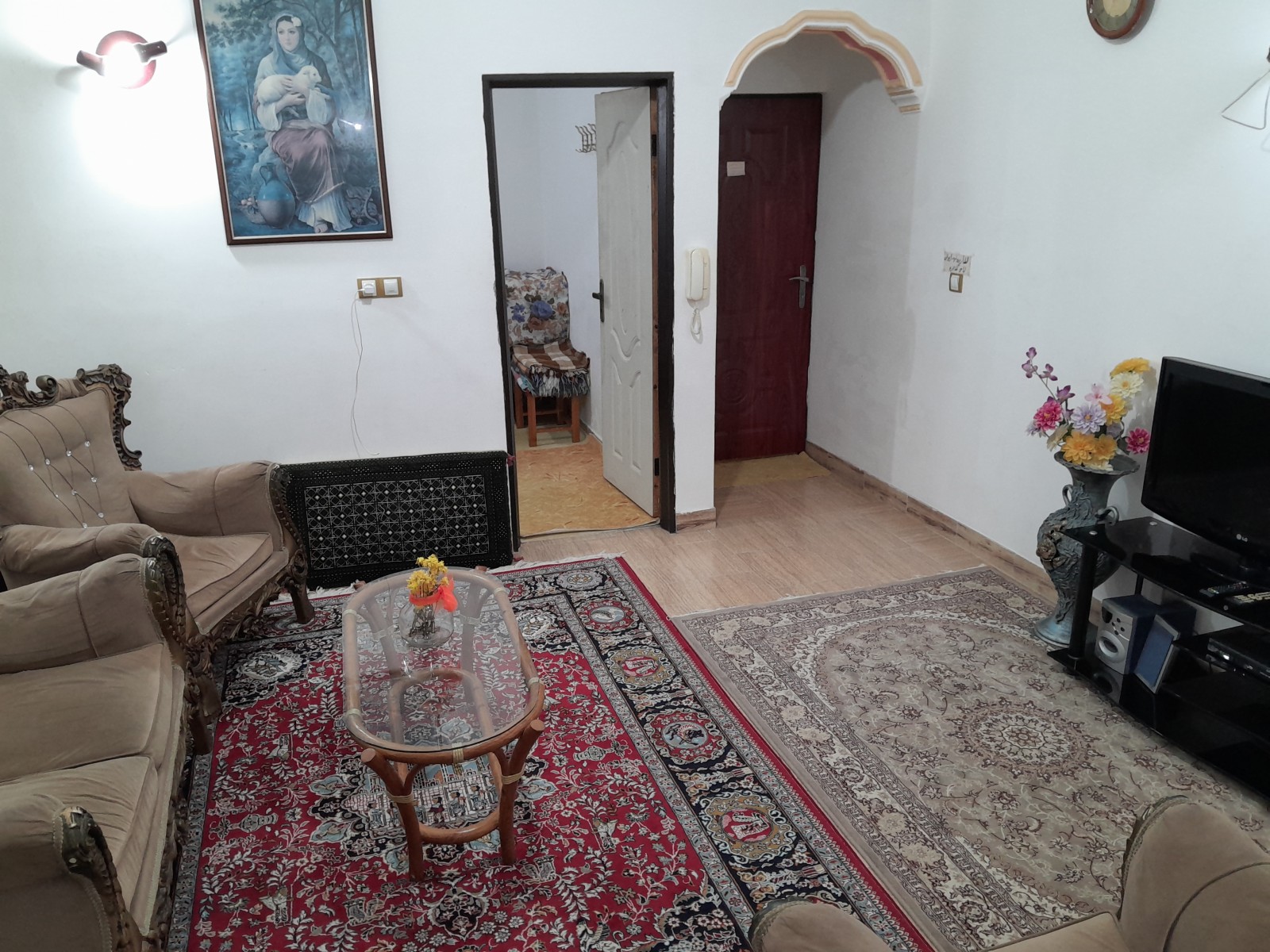 اتاق پذیرایی . روبرو اتاق خواب