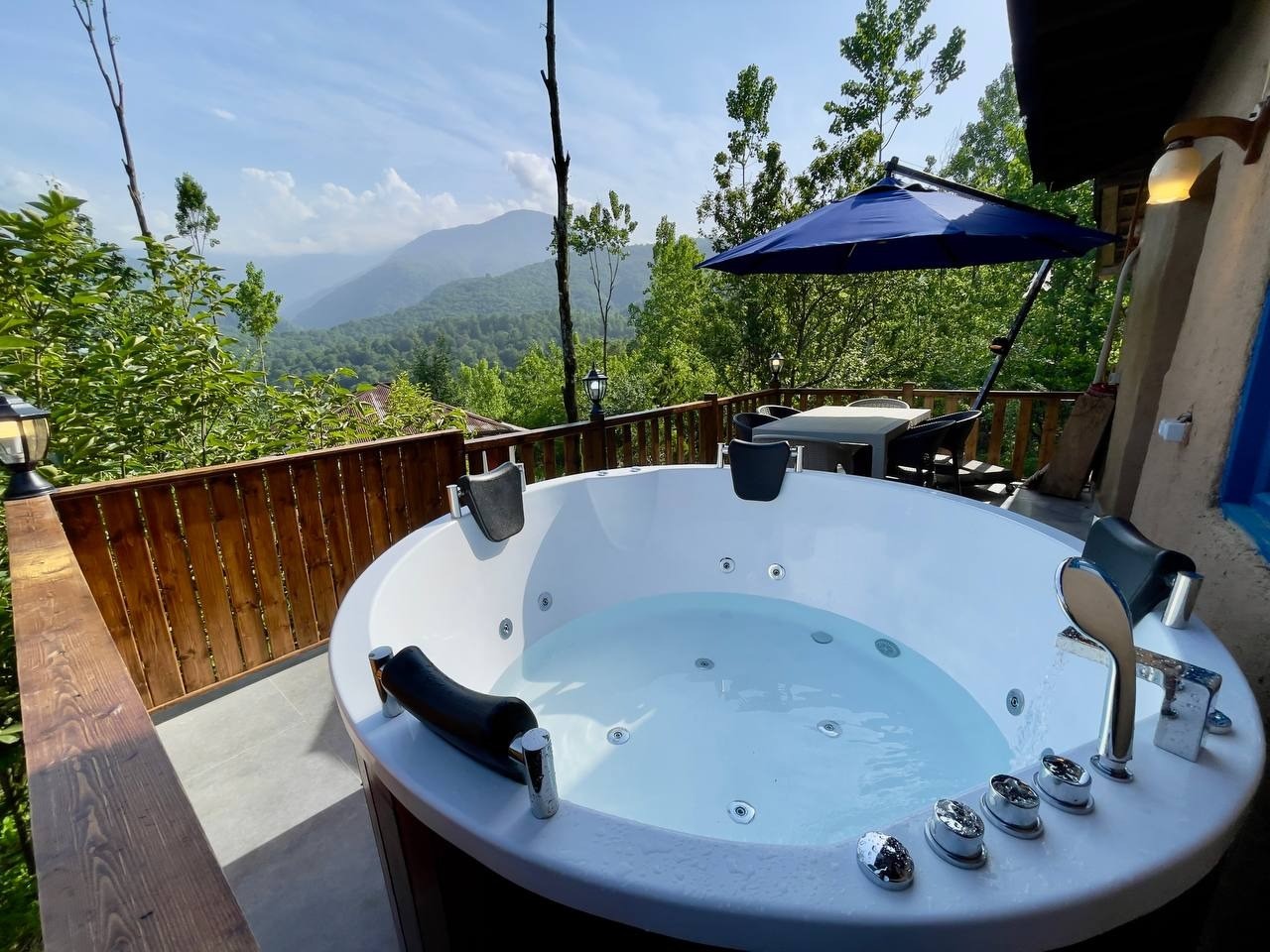 منظره ی زیبای ویلا