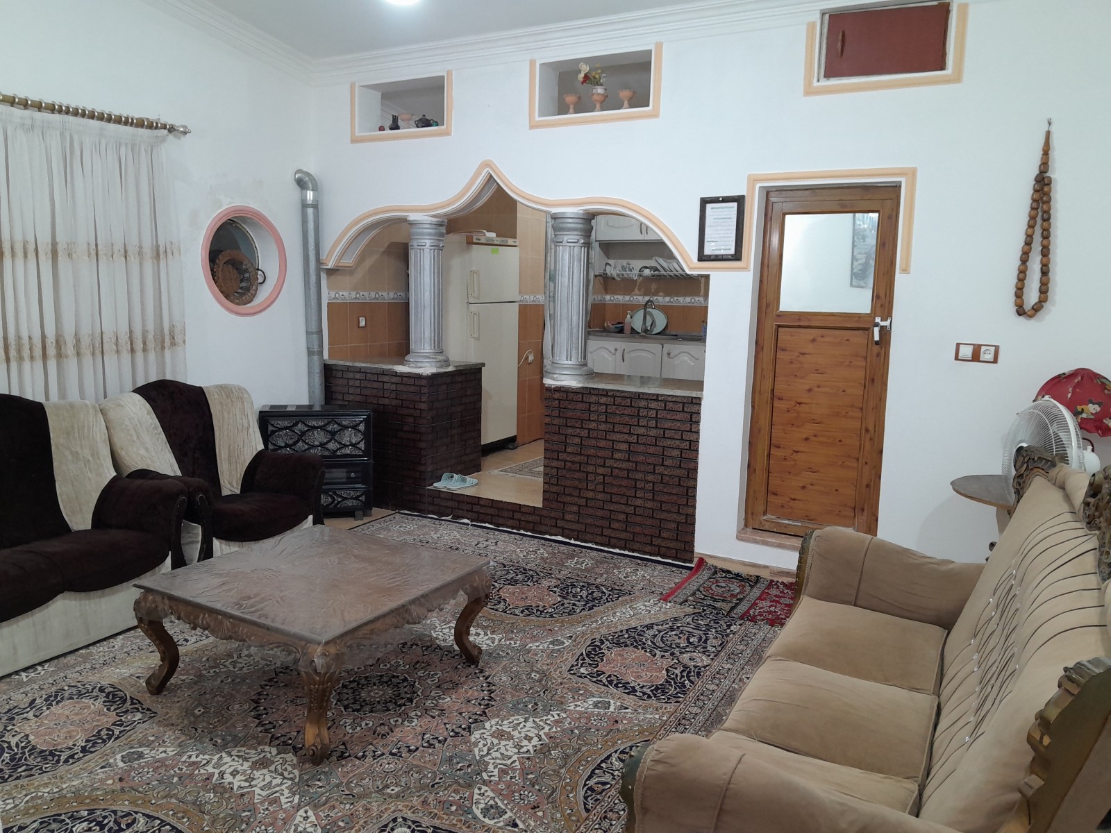 اتاق پذیرایی و نمای آشپزخانه