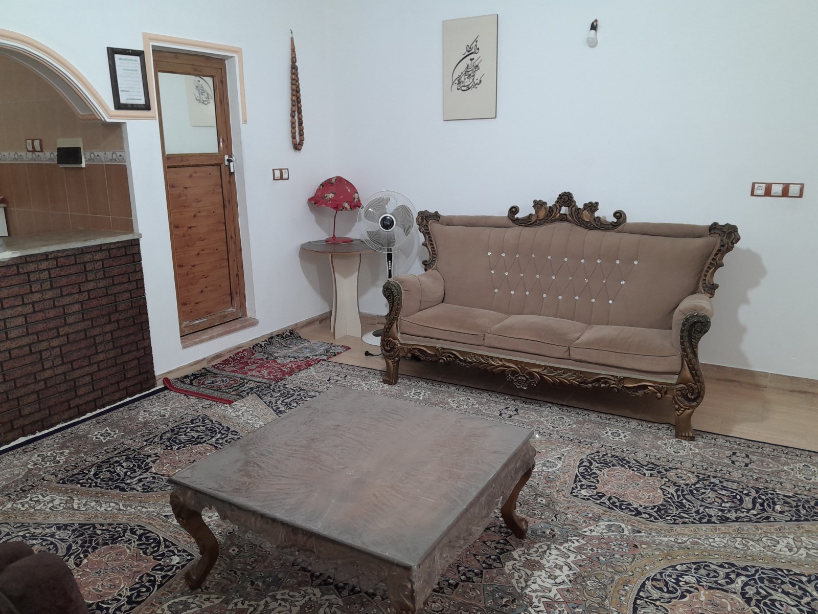 اتاق پذیرایی و وردی سرویس بهداشتی