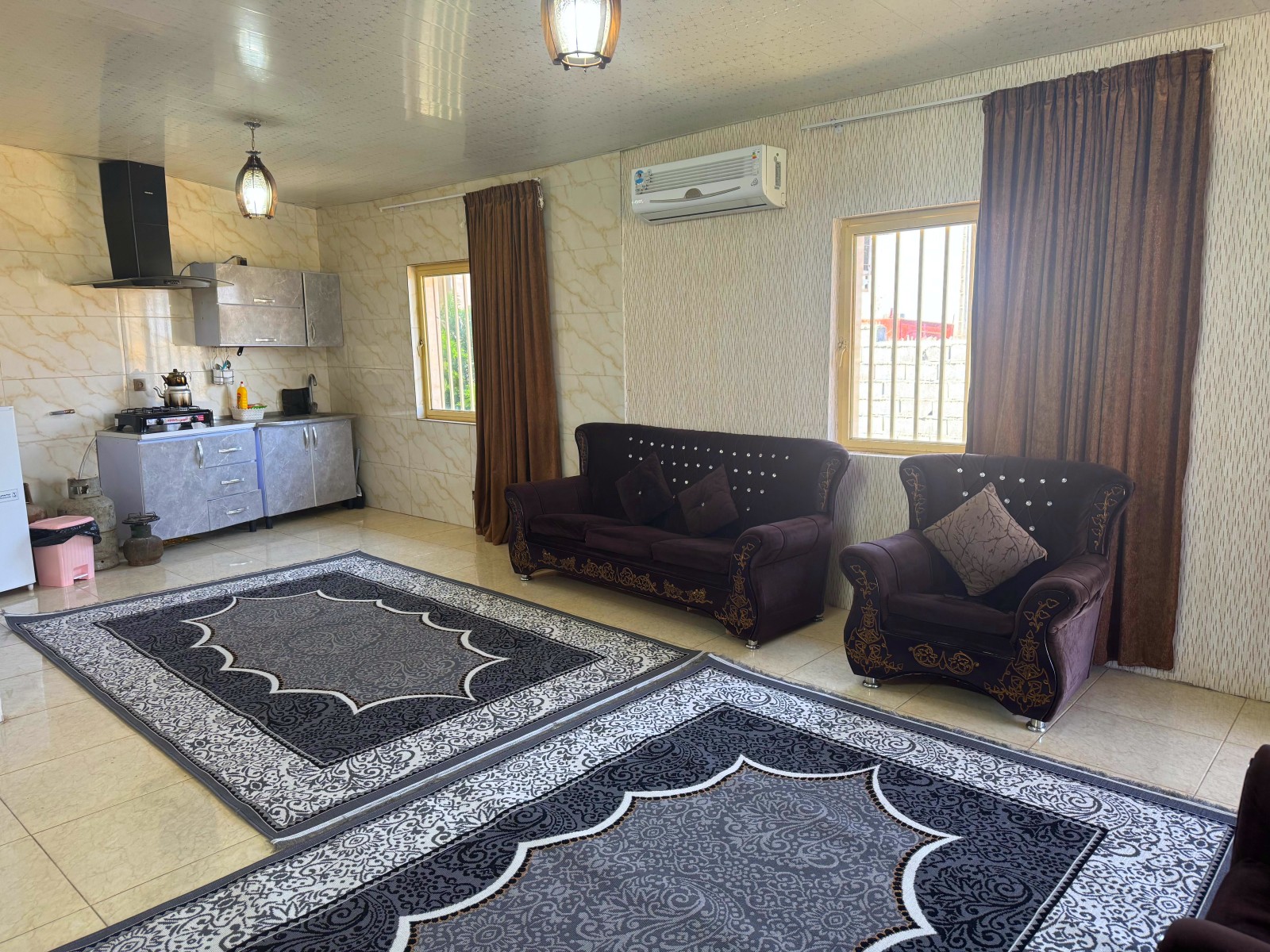 پذیرایی و اشپزخانه