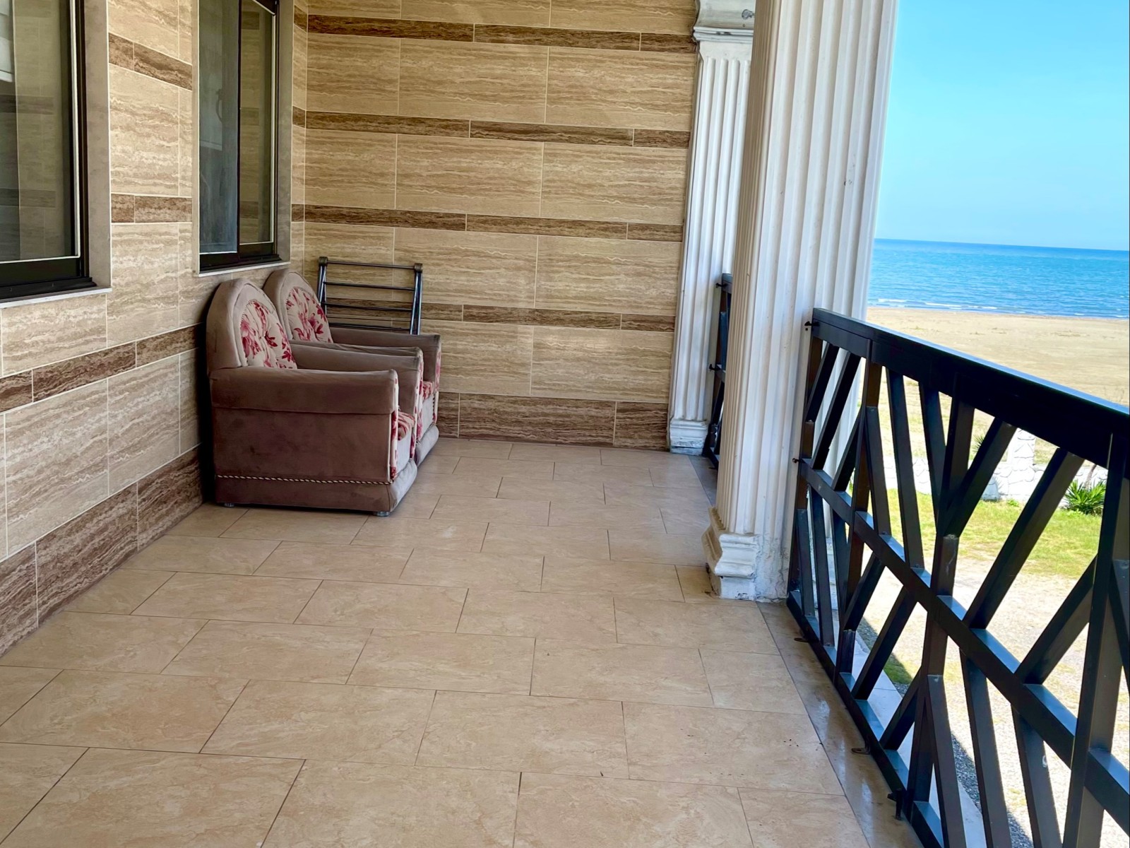 تراس رو‌ به دریا