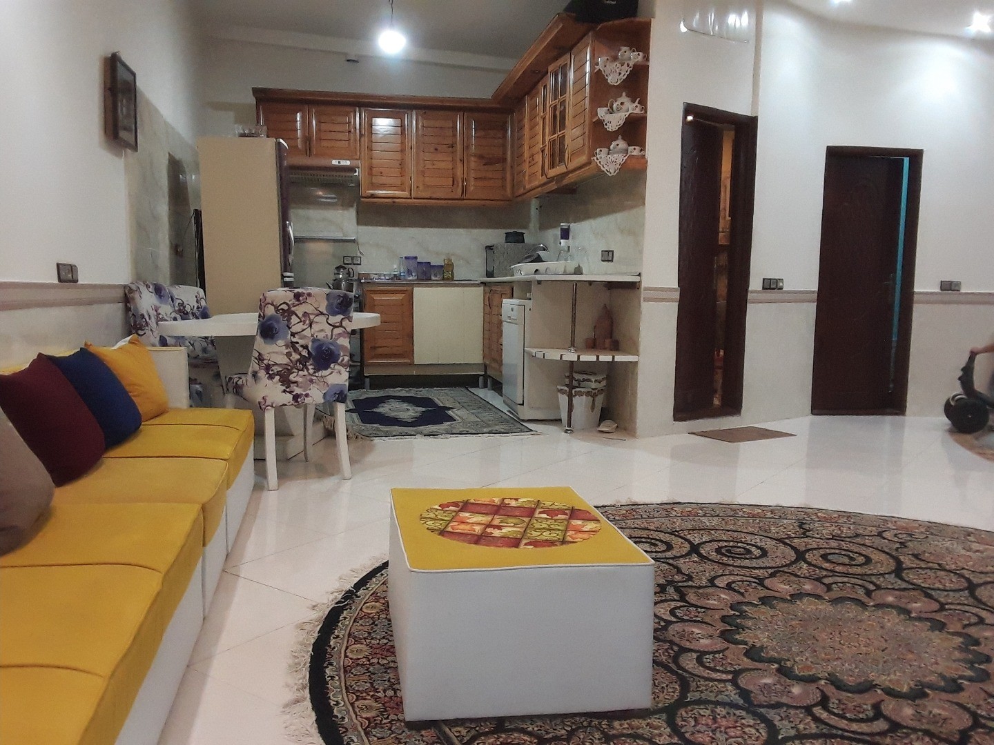 اتاق پذیرایی و آشپزخانه