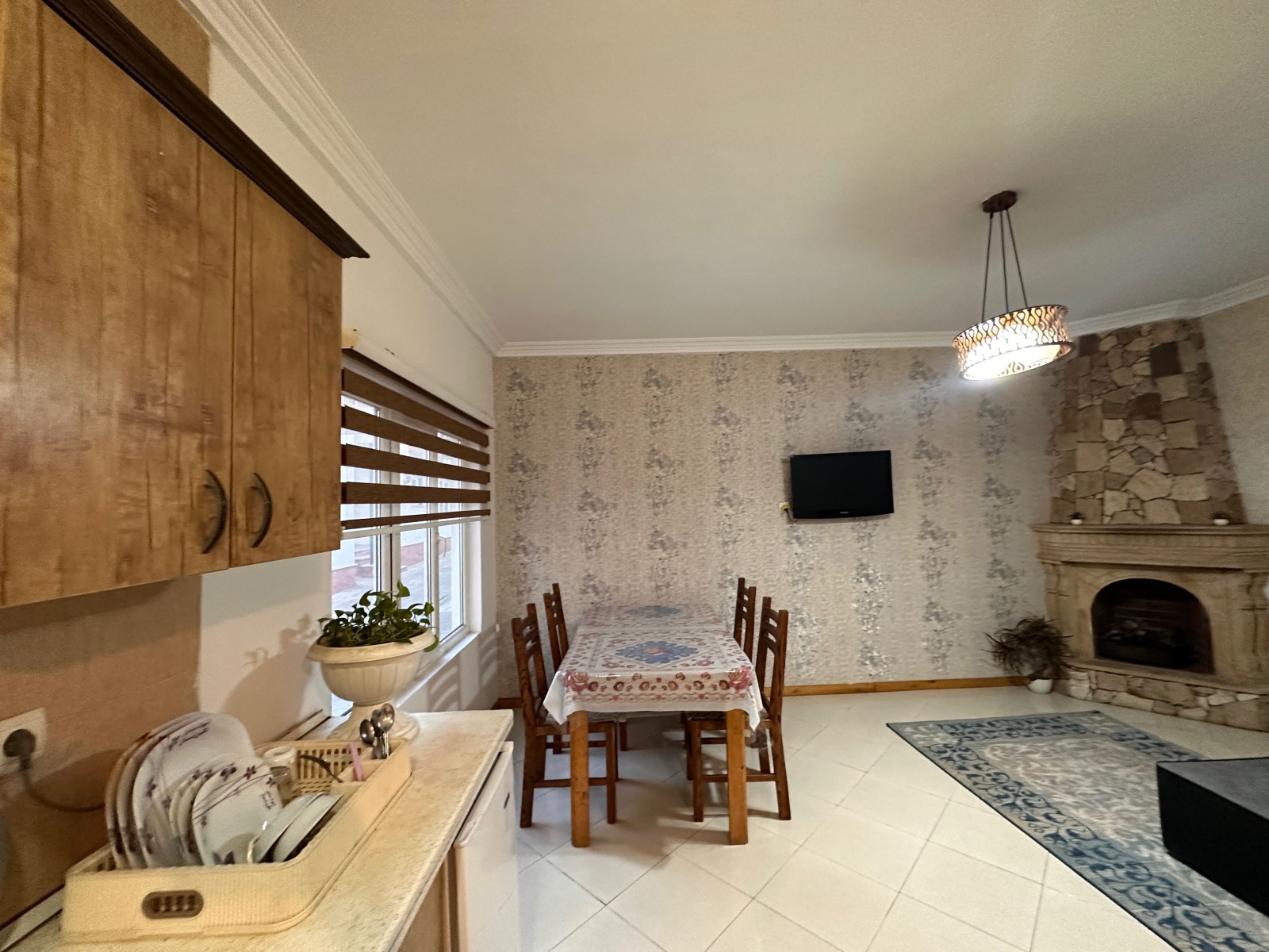 اتاق پذیرایی و آشپزخانه