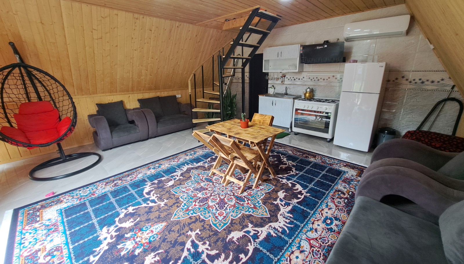 اتاق پذیرایی و آشپزخانه