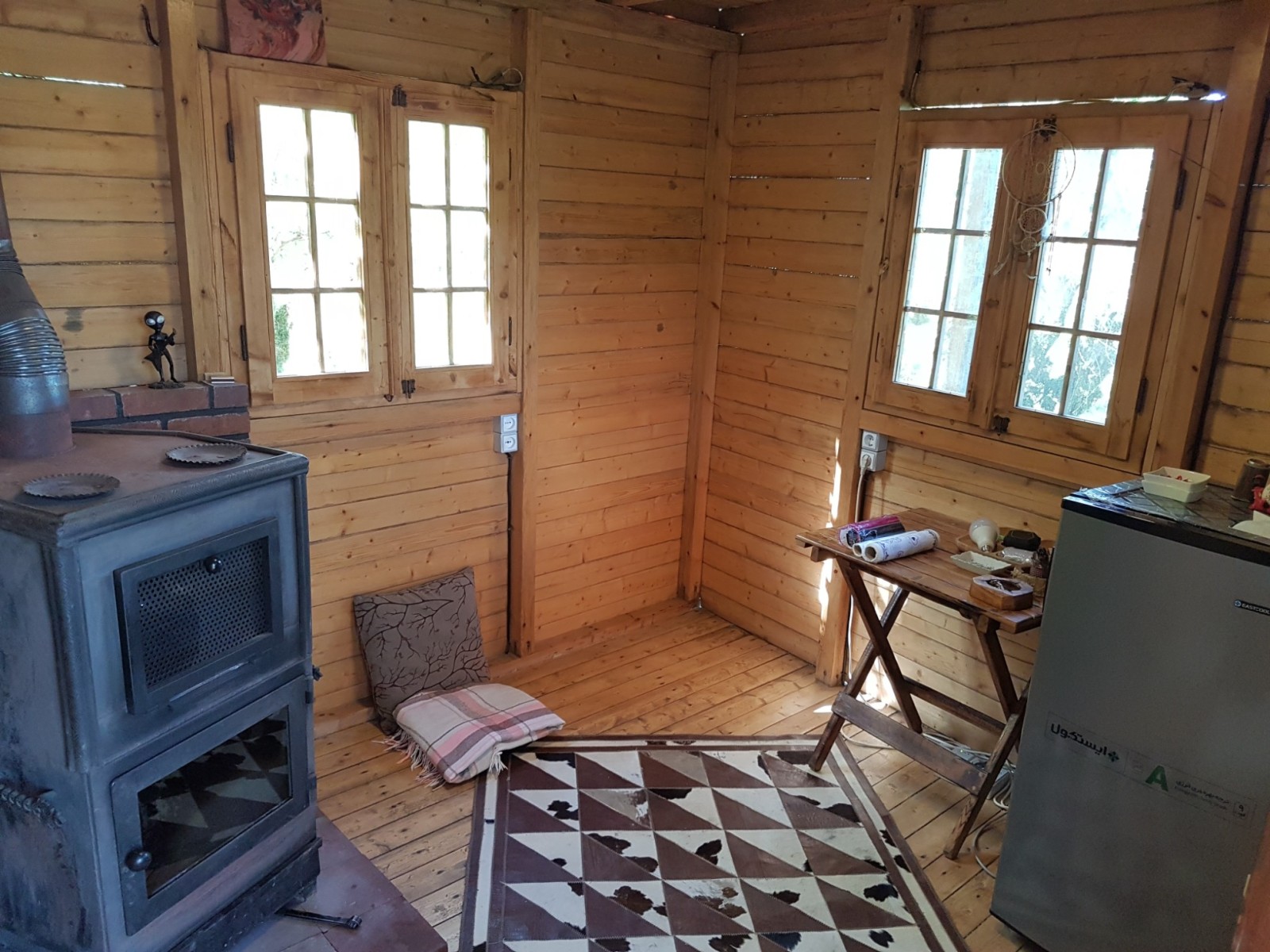 نمای اتاق طبقه دوم همراه با تجهیزات بخاری و یخچال