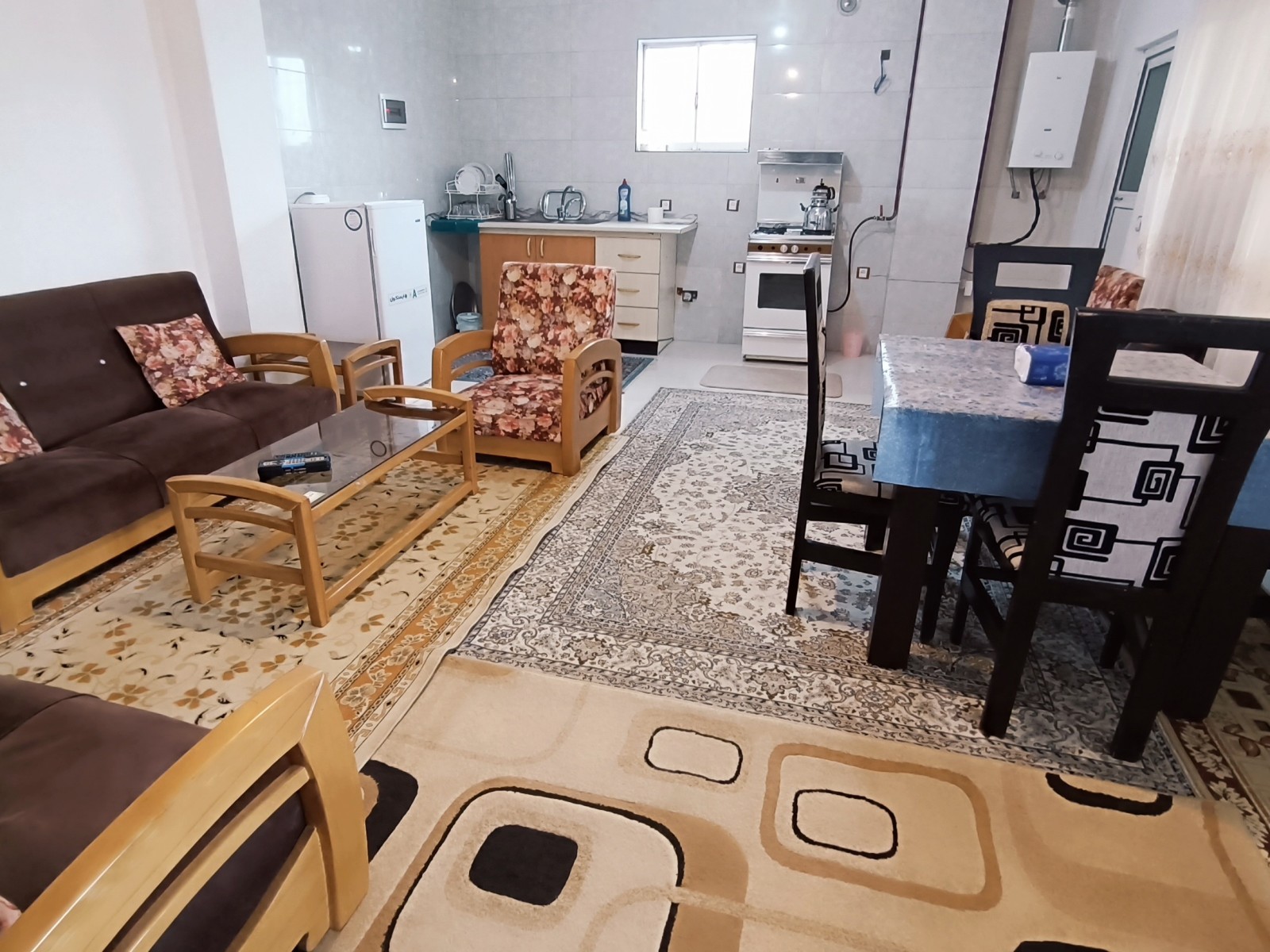 اتاق پذیرایی و آشپزخانه