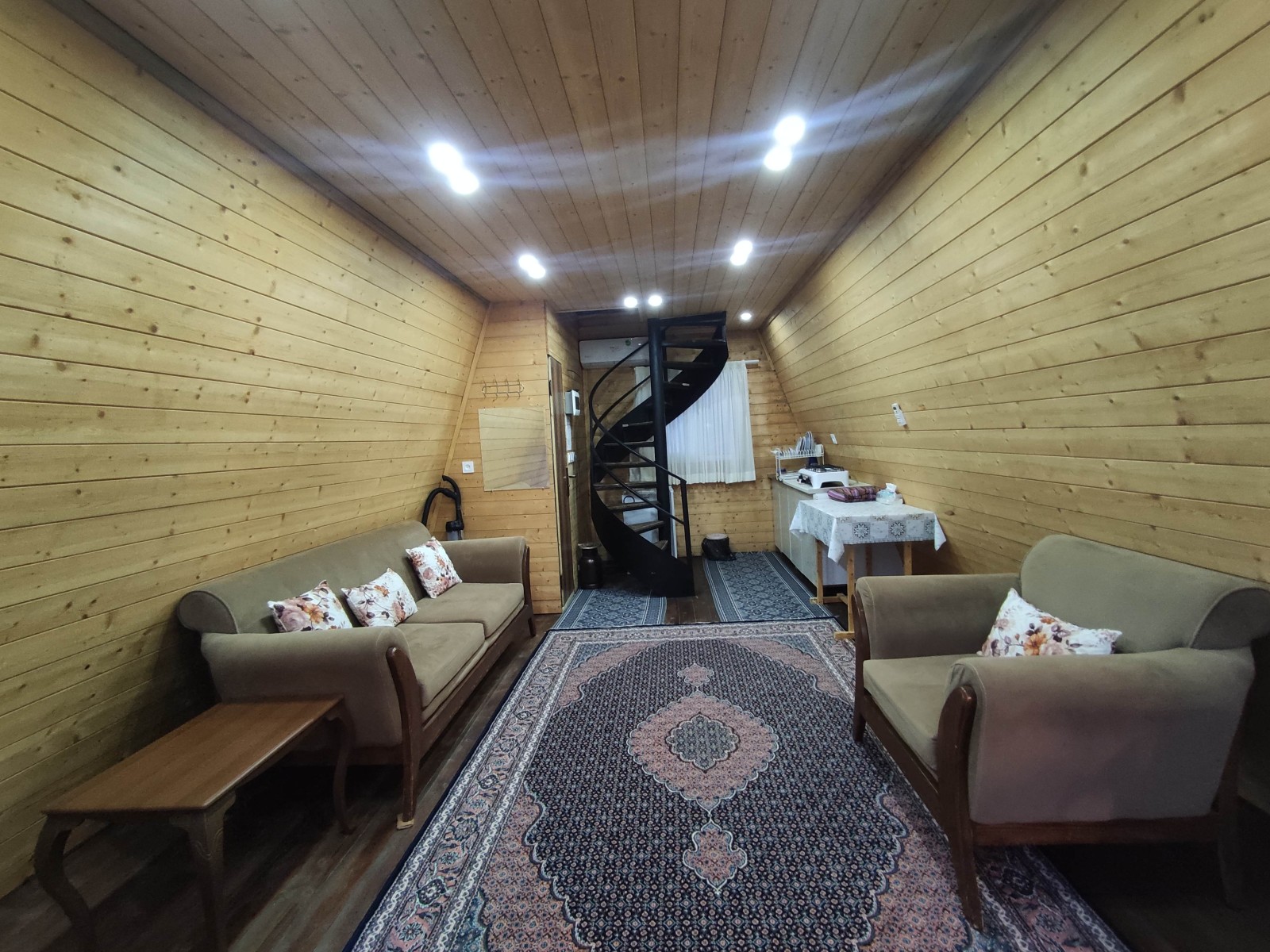 نمای داخلی با مبل میز