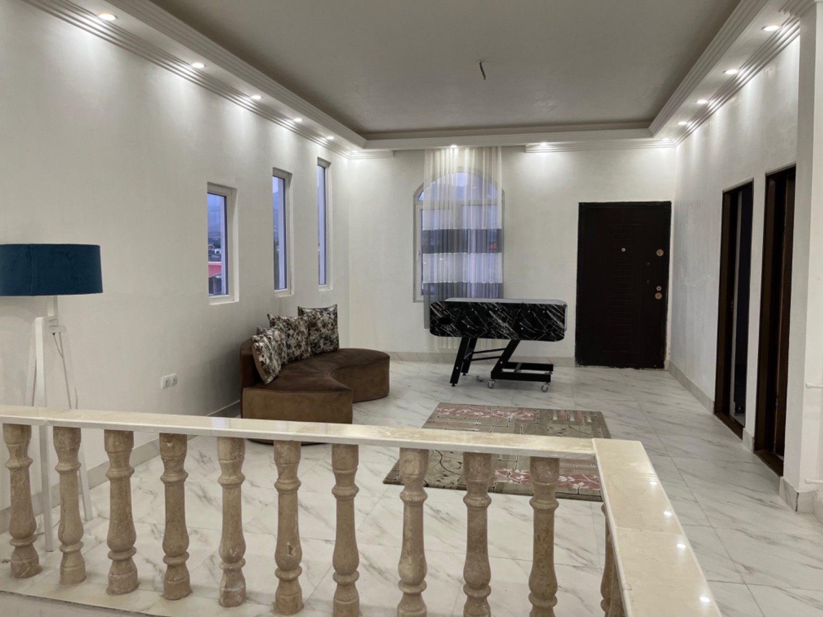 اتاق پذیرایی طبقه اول