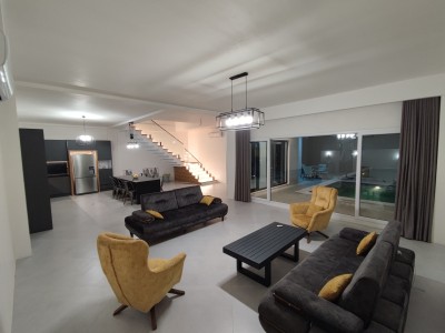 ویلای مدرن دارای استخر و جکوزی