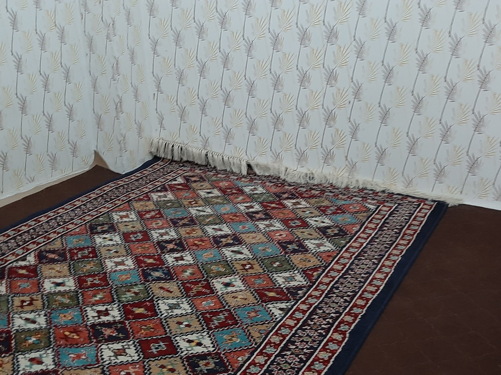 اتاق کوچک بدون تخت