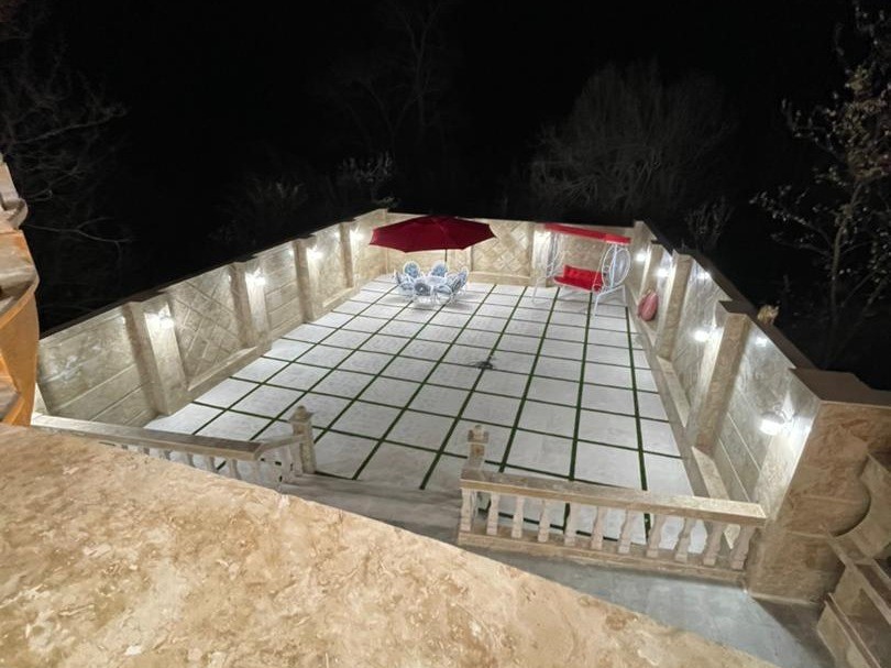 حیاط ویلا(شب)