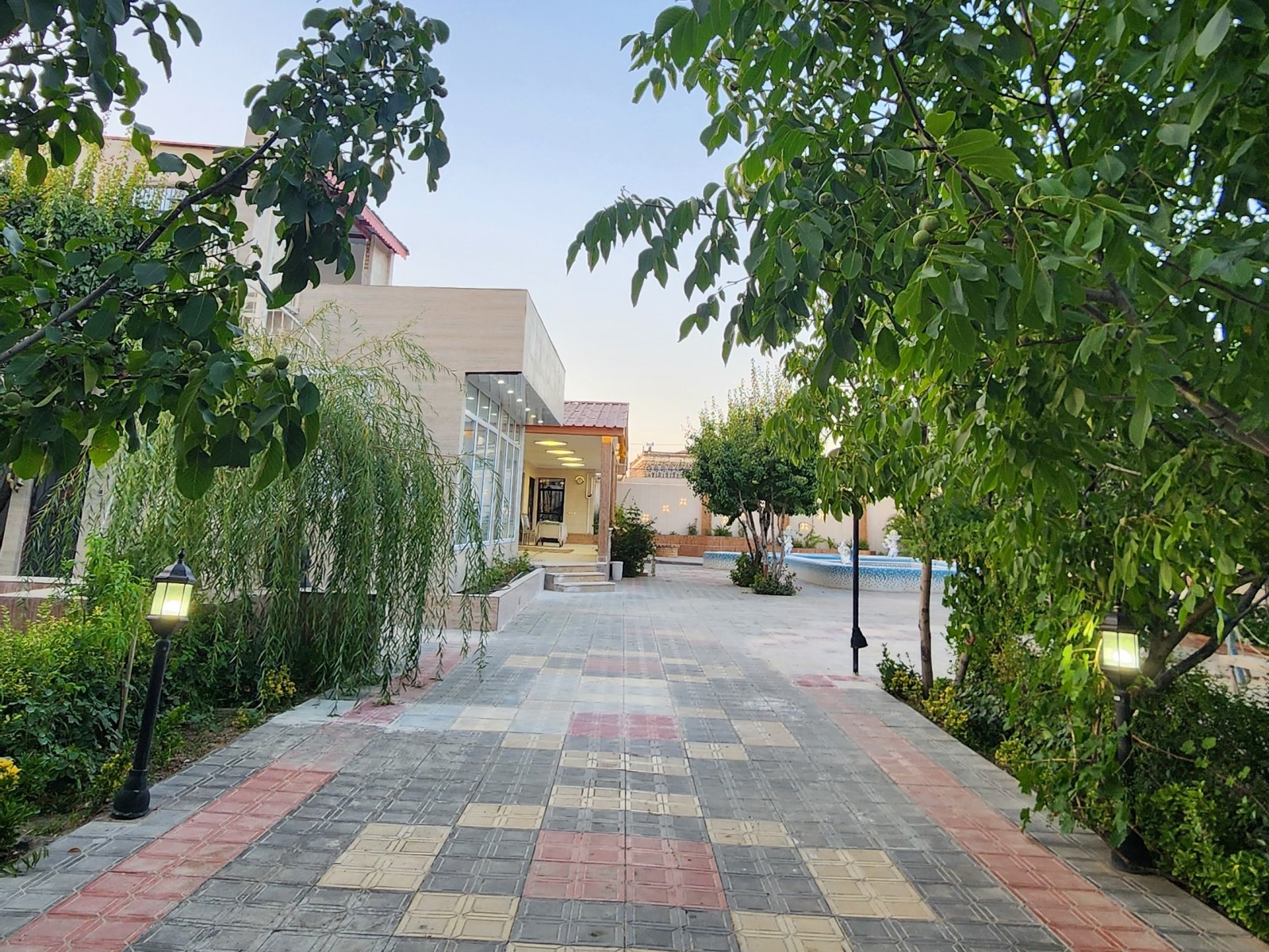 محوطه ورودی باغ