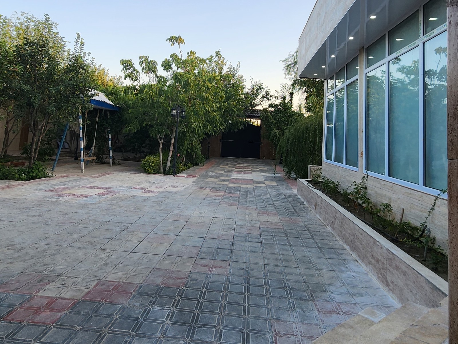 محوطه ورودی باغ