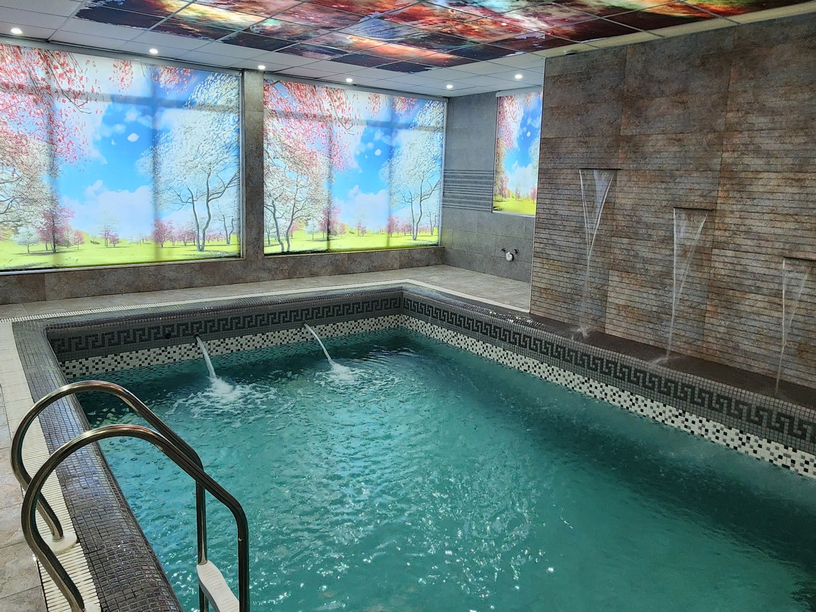 استخر سر پوشیده