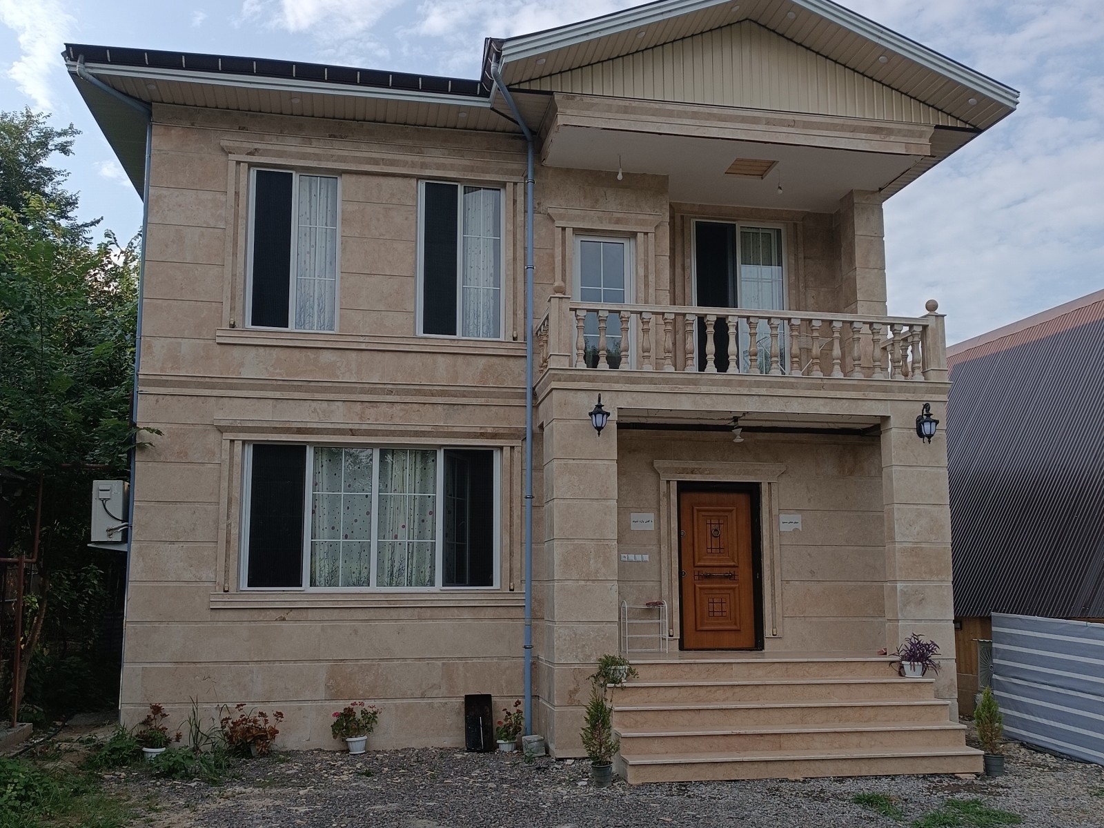 نمای بیرونی ساختمان