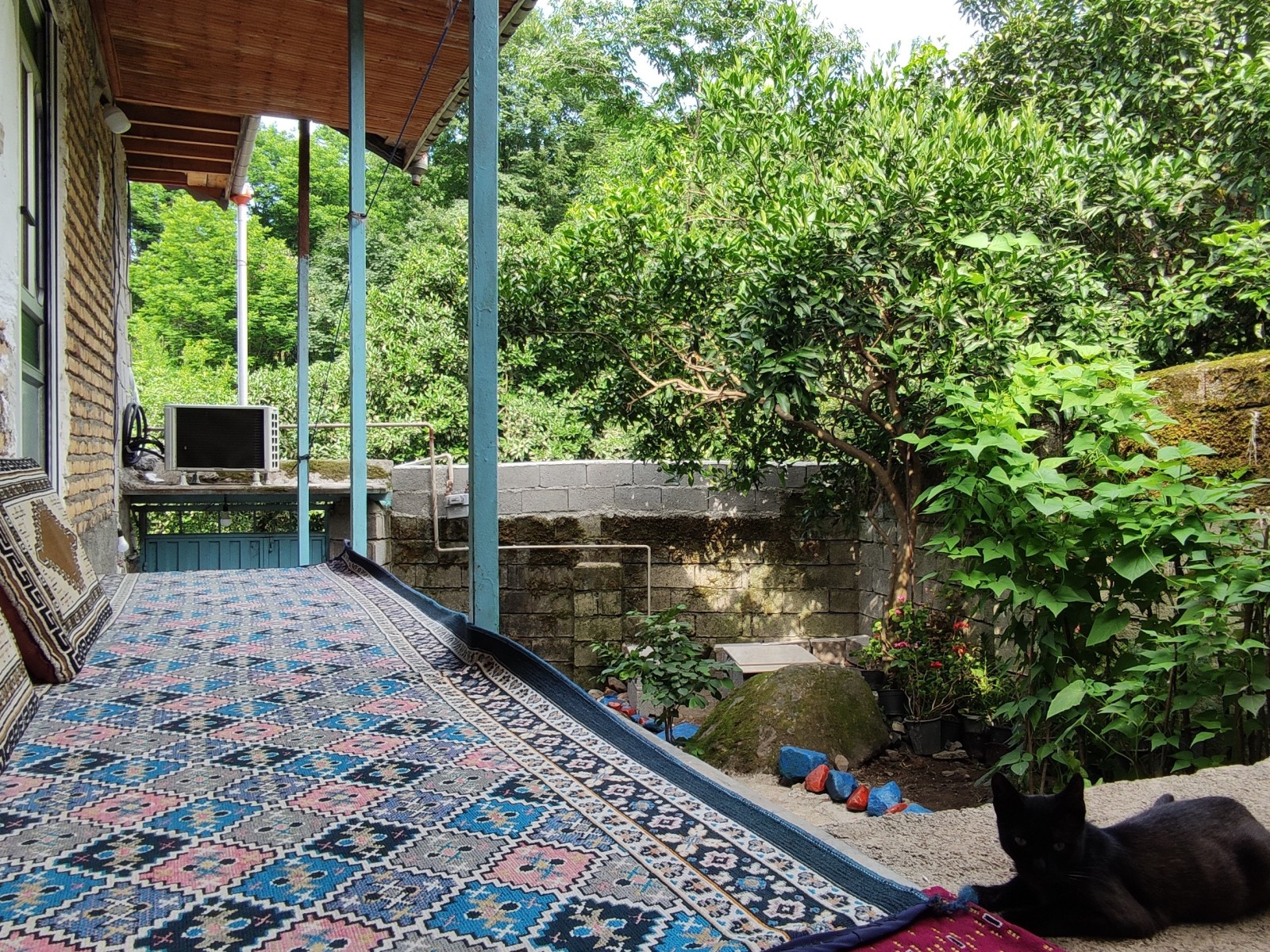 نمای بیرونی ساختمان ایوان خانه