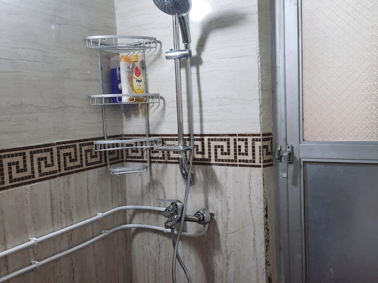 فضای حمام با سرویس بهداشتی داخل ساختمان مشترک است.