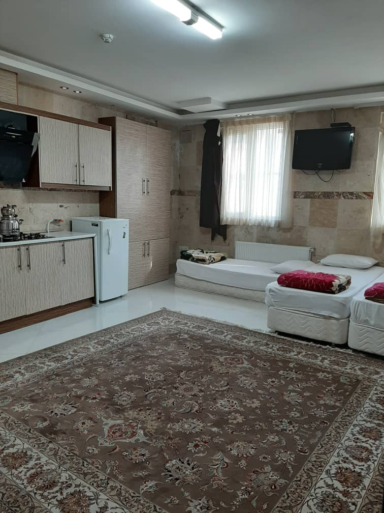 اتاق پذیرایی و آشپزخانه