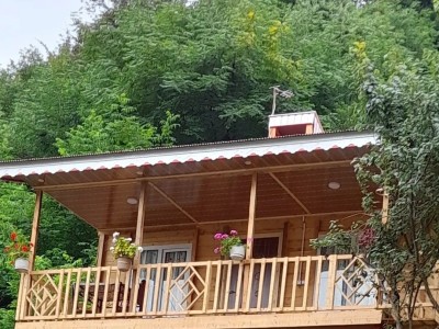 ویلای چوبی دو خوابه با حیاطی زیبا