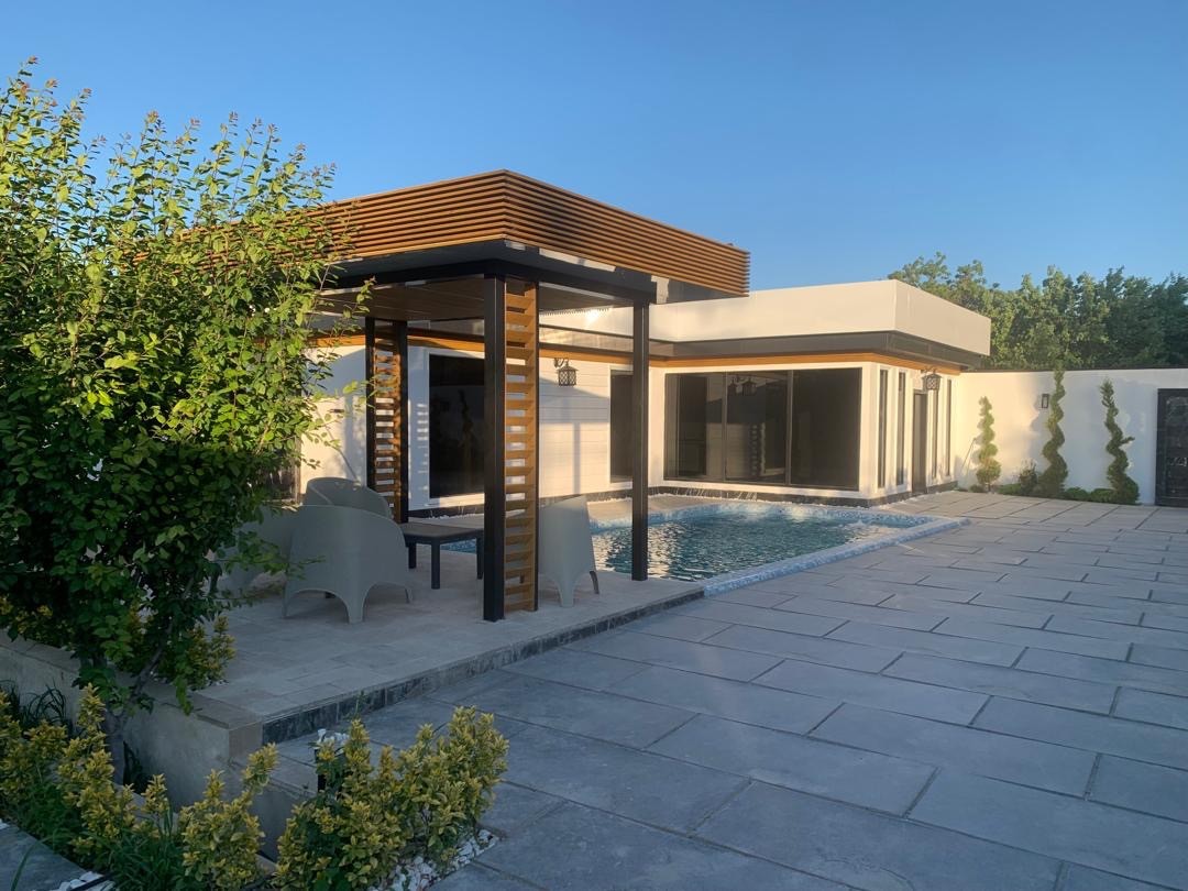 الاچیق دارای اب نما با نور پردازی