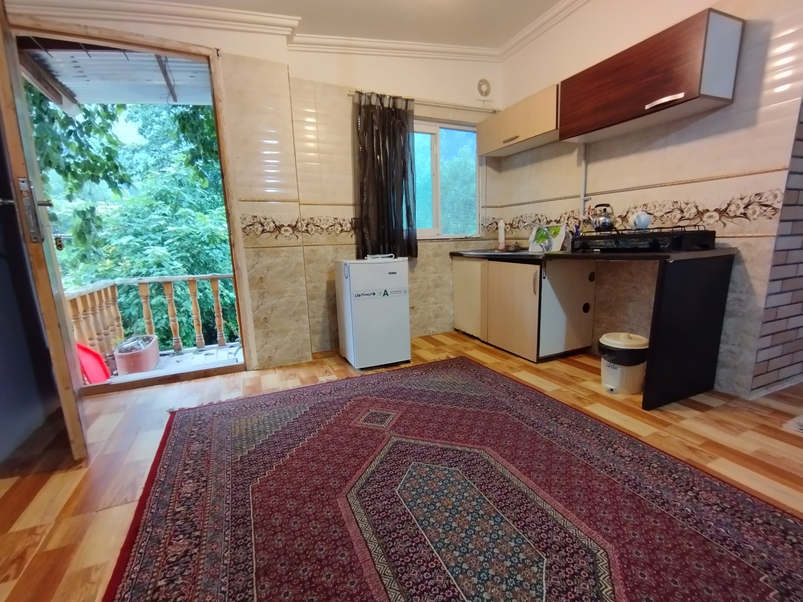 اتاق پذیرایی و آشپزخانه