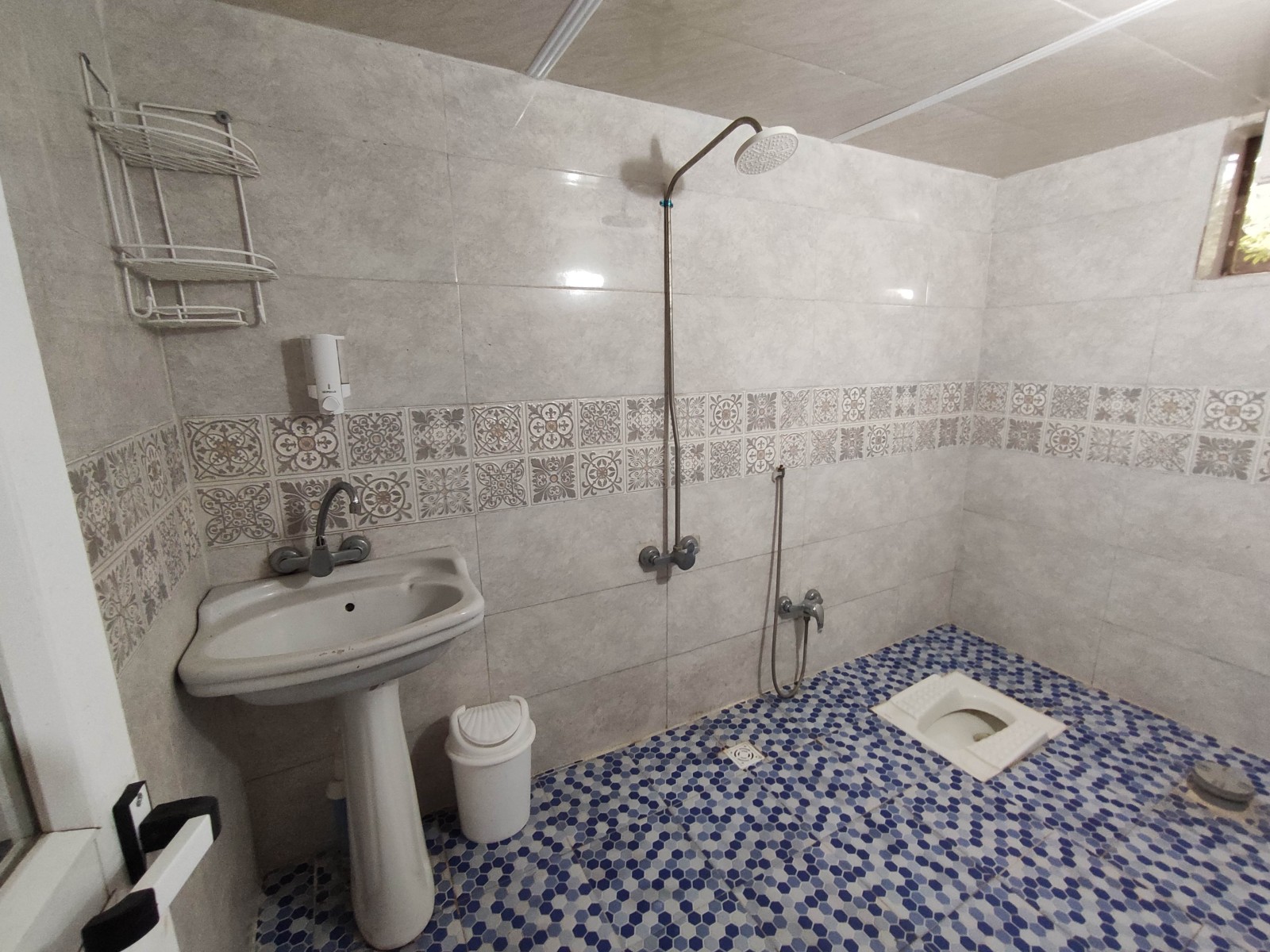 سرویس بهداشتی و دوش