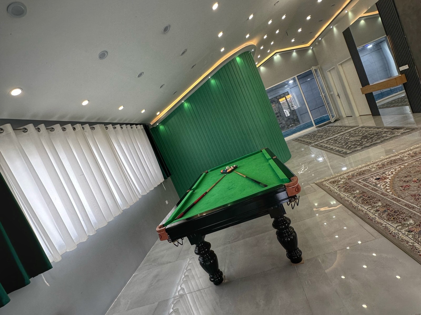 پذیرایی با میز بلیارد