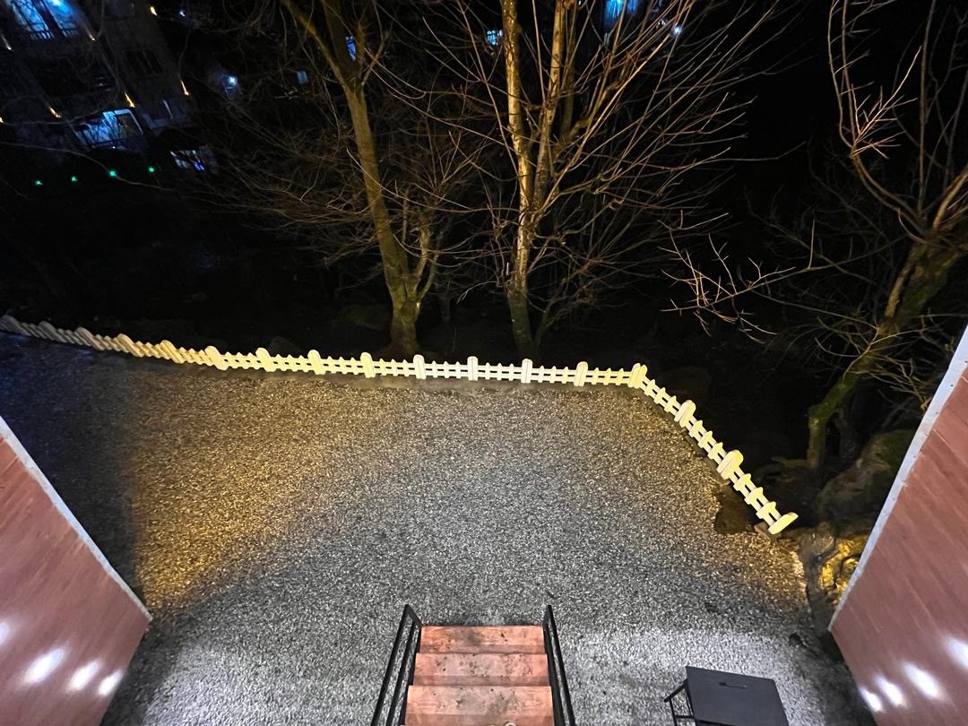 محوطه جلوی کلبه محوطه جلوی کلبه