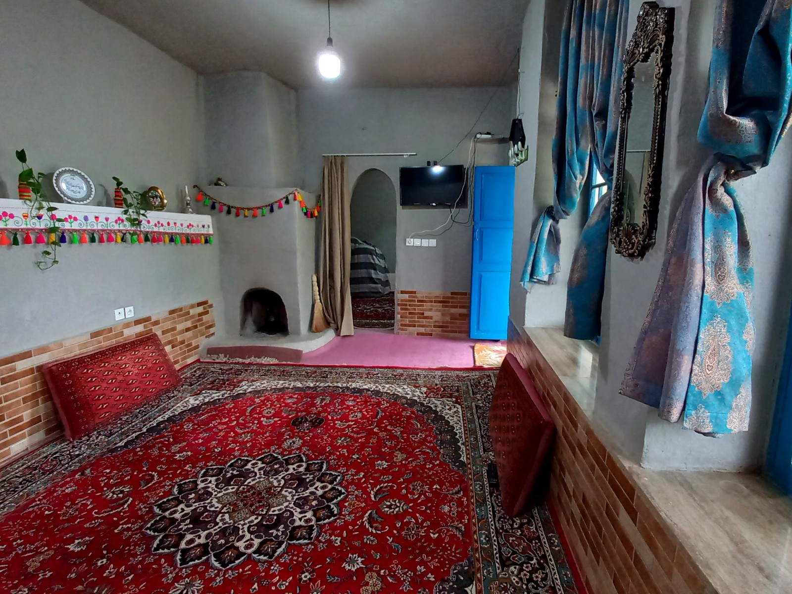 اتاق پذیرایی دارای دو پنجره بزرگ رو به تراس می باشد و با سنتی جات تزئین شده است