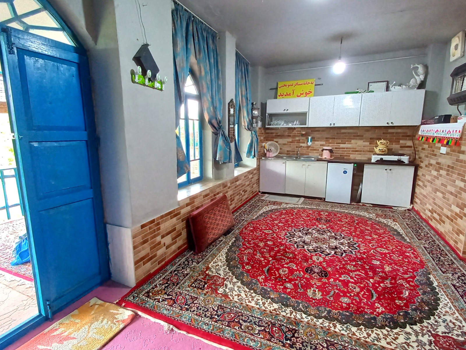 اتاق پذیرایی ۱۸ متری است که در یکطرف آشپزخانه و در طرف مقابل شومینه هیزمی داریم.
۱۲ متر فضای مفید در پذیرایی