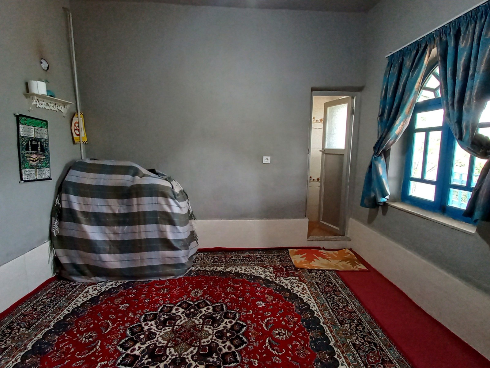 درب ورودی سرویس بهداشتی و حمام از داخل اتاق خواب می باشد