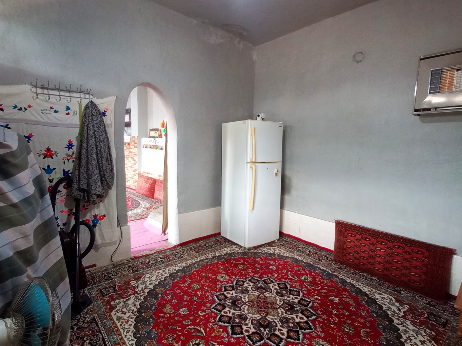 عکس اتاق خواب از سمت دیگر، که با یک فضای اپن به پذیرایی راه دارد