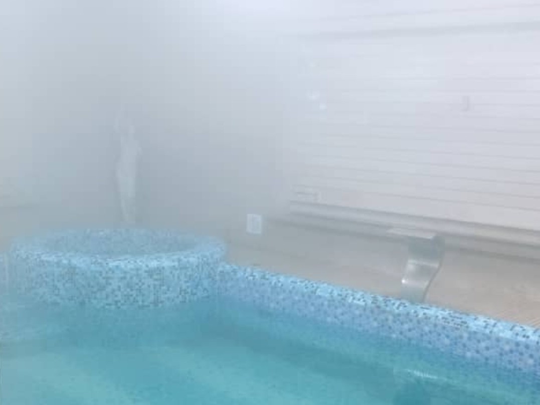 نمای استخر آبگرم بخار کرده و دم کرده در فصل زمستان