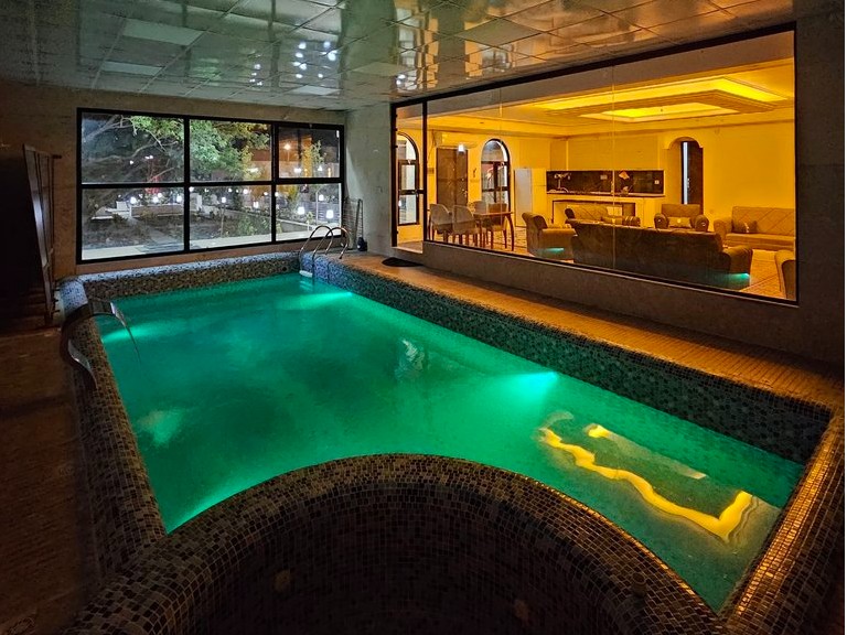 نمای استخر و جکوزی آکواریومی چهار فصل آبگرم