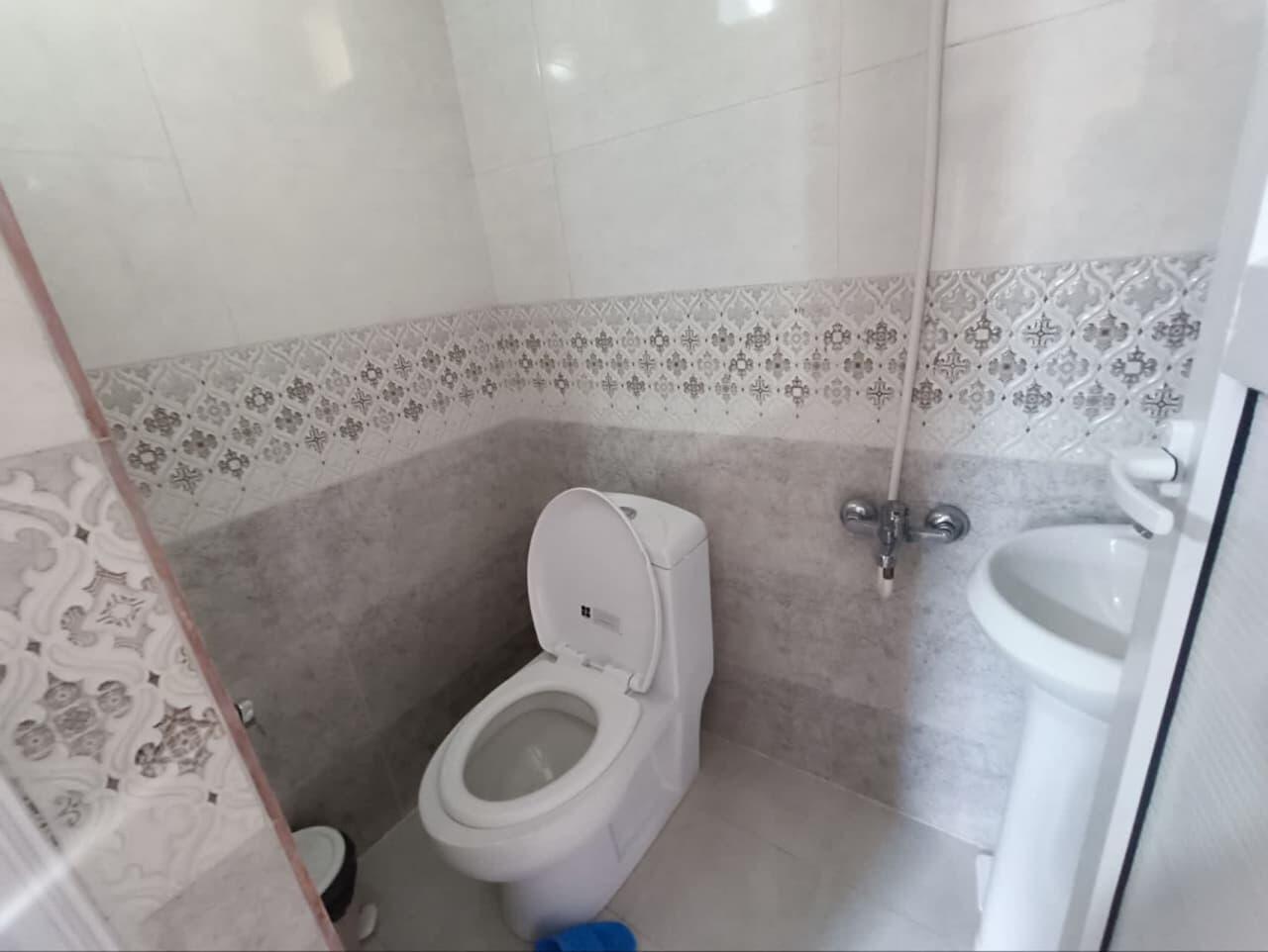 توالت فرنگی و دوش حمام توالت فرنگی و دوش حمام