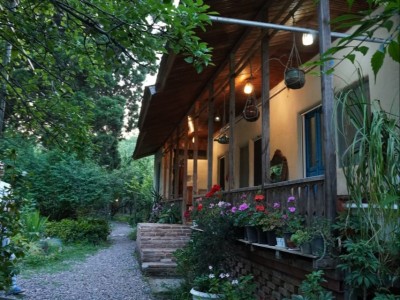 اقامتگاه داربن سراوان "اتاق سرخ‌آبی"