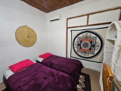 اقامتگاه داربن سراوان "اتاق سرخ‌آبی"