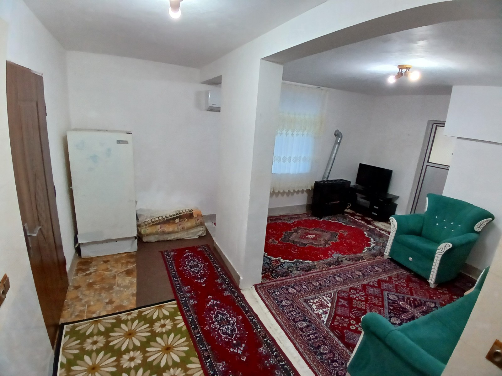 اتاق پذیرایی (نمایی از داخل خانه) اتاق پذیرایی (نمایی از داخل خانه)