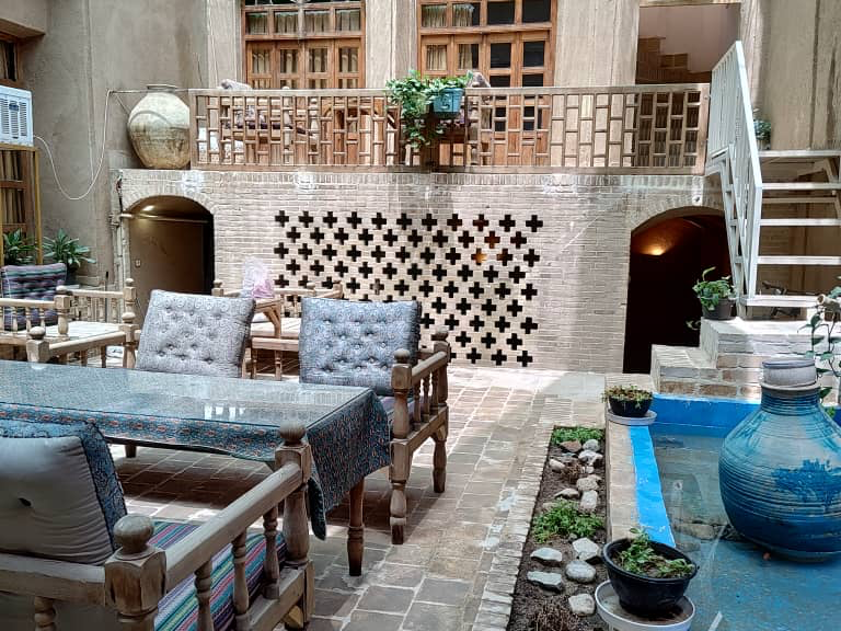 حیاط اقامتگاه حیاط اقامتگاه