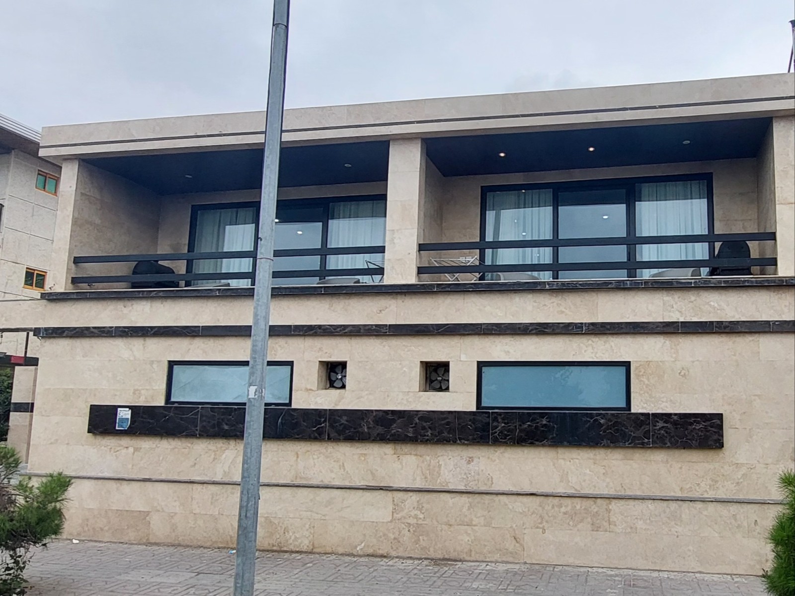 نمای بیرونی ساختمان