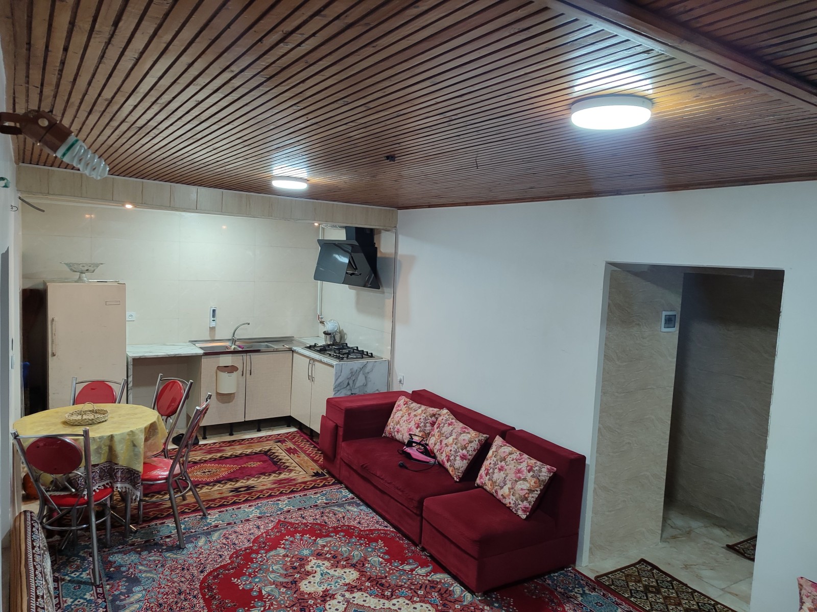 اتاق پذیرایی و آشپزخانه