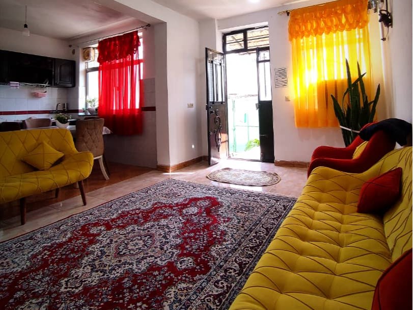 نمای اتاق پذیرایی و آشپزخانه نمای اتاق پذیرایی و آشپزخانه