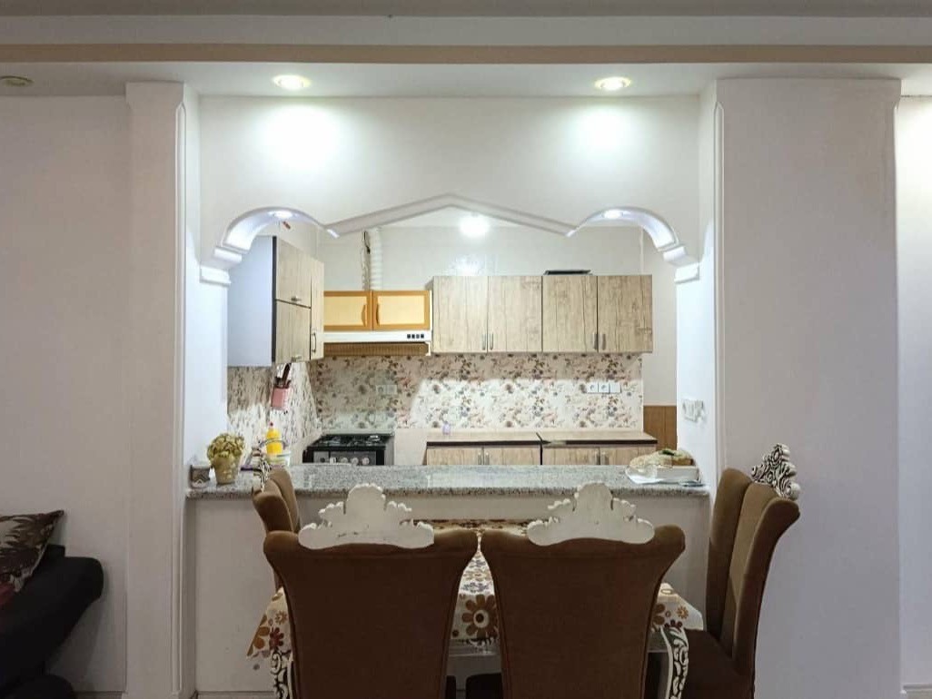 دارای یک میز ۴ نفره
