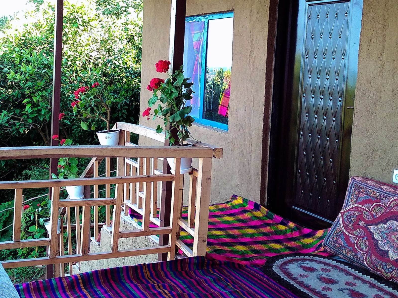 تراس و ورودی ساختمان