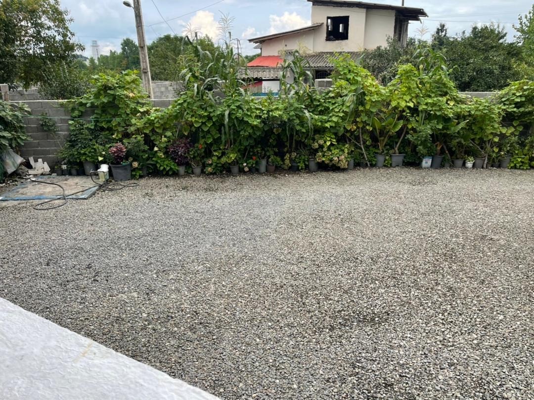 حیاط بزرگ که تا پنج تا ماشینو ثاپورت میکنه